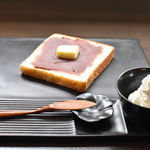 ShamrockCafe - あんバタートースト。昭和25年からあんの販売をしている当店のオリジナルあんを使用したサンドです。