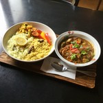 スプーンソング - エビとアボカドのチェティナッドカレー＆2種のインドライスプレート 1,300円