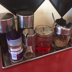 中華そば 華丸 - カウンター上の調味料