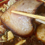 中華そば 華丸 - 特製の「焼豚」。歯応えがしっかりあって肉々しい本格的な焼豚。素晴らしいです！