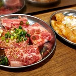 焼肉・ホルモン酒場 まる蔵 - カルビとミノ