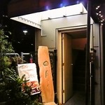 日月あん - 筑前橋南詰にある店舗入口の外観（お店は2F）