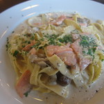 トラットリア エ ピッツェリア アミーチ - スモークサーモンと木の子のクリーム　自家製タリアテッレ