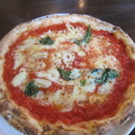トラットリア エ ピッツェリア アミーチ - マルゲリータ、お店で。
