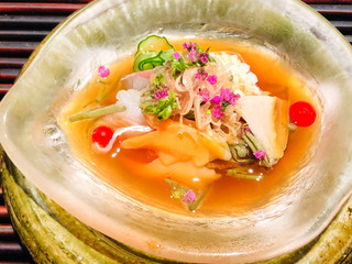 Azabu Shuu - 夏季限定のお造り「秀オリジナル水貝」鮑・鱧・車海老・コチ・順菜など旬の食材をふんだんに使用しております。