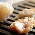 やきにく 牛三 おおつか - ホルモン焼きシーン