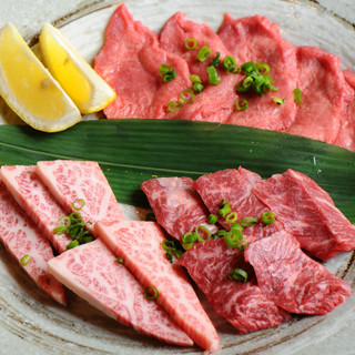 Enjoy short ribs, skirt steak, and other rare parts of A5-rank domestic Japanese black beef.