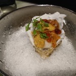 Oyster Bar ジャックポット - 7月いっぱい北海道フェアをやってるらしく、その中から…
            山盛り雲丹のせを注文！
            しかし、どう見ても山盛りじゃないよね？
            まぁ、そんなもんか(笑)