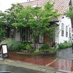 花水木カフェ - 雨中の店舗、お洒落な外観