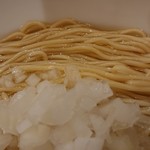 布施丿貫 - 「3段仕込み片口イワシの超淡麗(かけ)」の麺とスープのアップ(冷やしです)