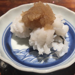 菊鮨 - 鱧（大分）。夏を彩る鱧の湯引きに大根降ろしがけ。湯引きした温かい鱧が珍しい。夏らしくさっぱりと頂ける。