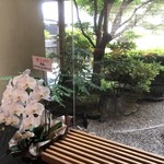 菊鮨 - ミシュラン⭐️お祝いの胡蝶蘭が華やかだが・・・(^_^;)。