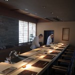 菊鮨 - 広く落ち着いたカウンター。