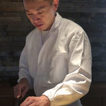 菊鮨 - 鱧切りの立ち振る舞いが凛として美しい。