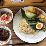 カフェアンドショップ ロータスランド - 2019/07/12
      週替りおまかせセット 550円
      ・冷やしつけ麺
      ・味玉子
      ・野菜のオーブン焼き
      ・フライドポテト2種
      ・きゅうりのピリ辛炒め
      ・朝採りゆでとうもろこし
      ・トマト丼（ミニサイズ）