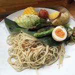 カフェアンドショップ ロータスランド - 2019/07/12
      週替りおまかせセット 550円
      ・冷やしつけ麺
      ・味玉子
      ・野菜のオーブン焼き
      ・フライドポテト2種
      ・きゅうりのピリ辛炒め
      ・朝採りゆでとうもろこし
      ・トマト丼（ミニサイズ）