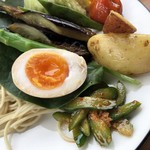 カフェアンドショップ ロータスランド - 2019/07/12
      週替りおまかせセット 550円
      ・冷やしつけ麺
      ・味玉子
      ・野菜のオーブン焼き
      ・フライドポテト2種
      ・きゅうりのピリ辛炒め
      ・朝採りゆでとうもろこし
      ・トマト丼（ミニサイズ）