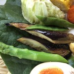 カフェアンドショップ ロータスランド - 2019/07/12
      週替りおまかせセット 550円
      ・冷やしつけ麺
      ・味玉子
      ・野菜のオーブン焼き
      ・フライドポテト2種
      ・きゅうりのピリ辛炒め
      ・朝採りゆでとうもろこし
      ・トマト丼（ミニサイズ）