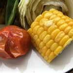 カフェアンドショップ ロータスランド - 2019/07/12
      週替りおまかせセット 550円
      ・冷やしつけ麺
      ・味玉子
      ・野菜のオーブン焼き
      ・フライドポテト2種
      ・きゅうりのピリ辛炒め
      ・朝採りゆでとうもろこし
      ・トマト丼（ミニサイズ）