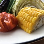 カフェアンドショップ ロータスランド - 2019/07/12
      週替りおまかせセット 550円
      ・冷やしつけ麺
      ・味玉子
      ・野菜のオーブン焼き
      ・フライドポテト2種
      ・きゅうりのピリ辛炒め
      ・朝採りゆでとうもろこし
      ・トマト丼（ミニサイズ）