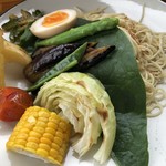 カフェアンドショップ ロータスランド - 2019/07/12
      週替りおまかせセット 550円
      ・冷やしつけ麺
      ・味玉子
      ・野菜のオーブン焼き
      ・フライドポテト2種
      ・きゅうりのピリ辛炒め
      ・朝採りゆでとうもろこし
      ・トマト丼（ミニサイズ）