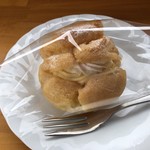 カフェアンドショップ ロータスランド - 2019/07/12
      金曜日はシュークリームの日
      カスタードと豆乳ホイップクリームのダブルシュークリーム 
      200円