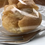 カフェアンドショップ ロータスランド - 2019/07/12
      金曜日はシュークリームの日
      カスタードと豆乳ホイップクリームのダブルシュークリーム 
      200円