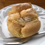 カフェアンドショップ ロータスランド - 2019/07/12
      金曜日はシュークリームの日
      カスタードと豆乳ホイップクリームのダブルシュークリーム 
      200円