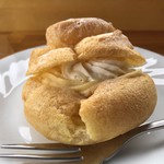 カフェアンドショップ ロータスランド - 2019/07/12
      金曜日はシュークリームの日
      カスタードと豆乳ホイップクリームのダブルシュークリーム 
      200円