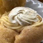 CAFE&SHOP Lotus Land - 2019/07/12
                        金曜日はシュークリームの日
                        カスタードと豆乳ホイップクリームのダブルシュークリーム 
                        200円