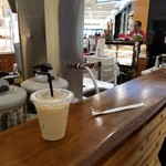 Honolulu Coffee Co. - お店のカウンターと商品。