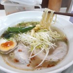 交野きんせい - 海老塩ラーメンの麺持ち上げ
