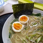 三久ラーメン - 冷やしそうめん用のきゅうりが余っていたので、ネギと一緒に投入！
煮玉子もあったので投入！ご馳走様でした♪