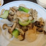 純中国伝統料理四川料理 芊品香 - 海鮮とチンゲン菜としめじ香味炒め（850円）
