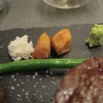 あもん ヨコ - 炉釜焼き塊肉ステーキ　ズームアップ