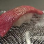 あもん ヨコ - 肉々しいお鮨　ズームアップ