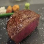 あもん ヨコ - 炉釜焼き塊肉ステーキ　ズームアップ