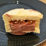 グラン・ヴァニーユ - マカロンの下はパッションフルーツ風味のバタークリーム、中にはとろけるミルクチョコムースと酸味の効いたパッションフルーツのピュレ入り