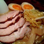 天虎 - 麺は固めの縮れ麺、チャーシューは程よい味付け。味玉はトロトロ。