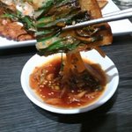 明洞純豆腐 - 海鮮チヂミを野菜薬味入りタレにつけて
