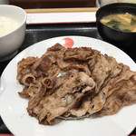 Matsuya Kawachi Yamamoto Ten - 牛焼肉と牛カルビの鉄板コンビセットライスミニ¥700(17時〜21時ライスおかわり無料)