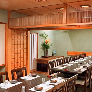 お座敷（椅子掛）全部広げると、最大30名様までのお集まりが可能です。