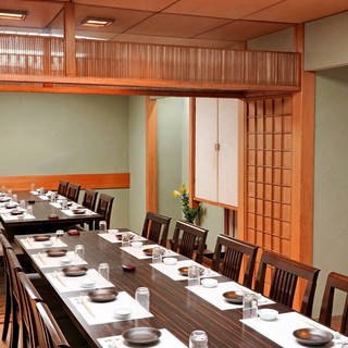 お座敷（椅子掛）12名様までのお部屋が２室ございます。