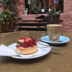 La Renaissance Café Pâtisserie - オシャレなイートインスペースで頂きます。