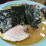 家系ラーメン 近藤家 - 中盛り　硬め　多目　　海苔が覆い被さってます。