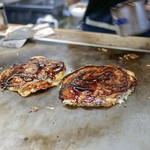 Okonomiyaki Aomori - 目の前の鉄板で焼きます。