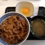 Yoshinoya - 『牛丼（並盛）［汁だく］』・『玉子』・『みそ汁』