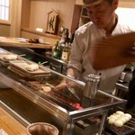 とり喜 - ガラス張りのカウンターのおかげで大将の焼きの技が良く見えます