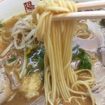 中華そば 陽気 - 麺にスープが染み込んでる。