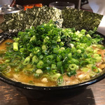 家系ラーメン クックら - 中盛麺固め油多め 万能ネギ海苔トッピング